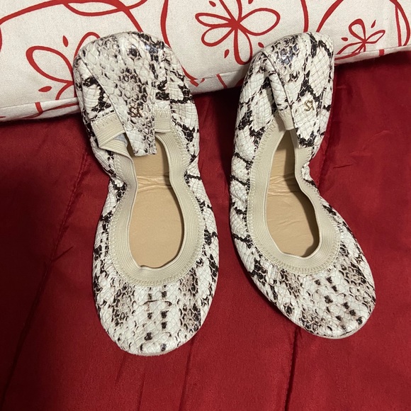 YOSI SAMRA FAUX SNAKE PRINTNEW WITH OUT BOX SIZE 8 - Picture 2 of 6